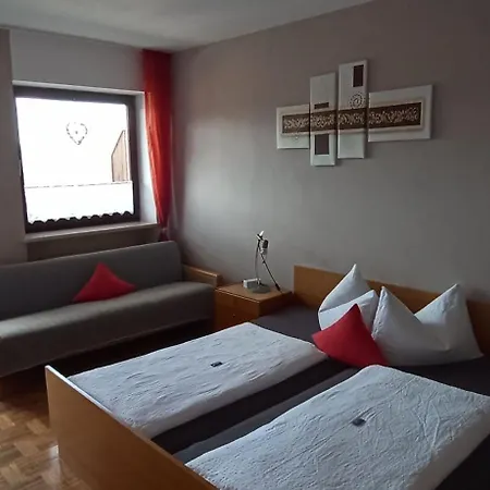 Geraeumiges Ferienhaus Mit Privatem Garten Hébergement de vacances *